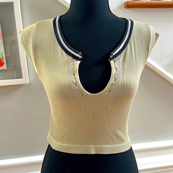 URBAN OUTFITTERS - GOLD CROP BABY TEE - SIZE M/L - Picture 3 of 4